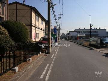敷地南側の前面道路（西側から）