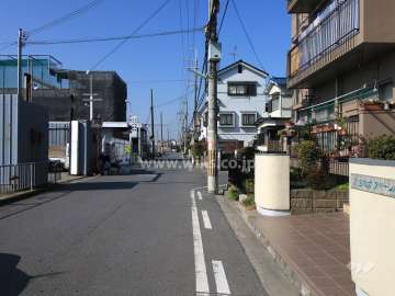 敷地南側の前面道路（東側から）