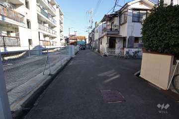 敷地南側の前面道路（西側から）