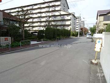 西側前面道路とマンション建物一部-(2)