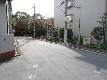 西側前面道路とマンション建物一部
