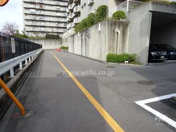 東側前面道路とマンション建物一部