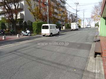 東側前面道路とマンション建物一部