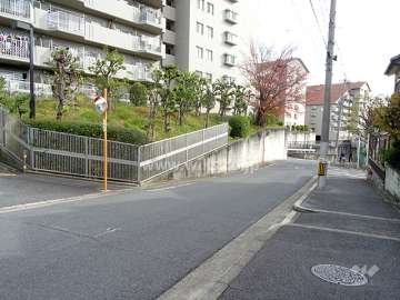 西側前面道路とマンション建物一部