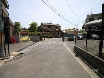 敷地南側の前面道路（西側から）