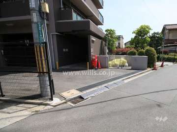 駐車場出入り口