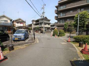 敷地南側の前面道路（東側から）