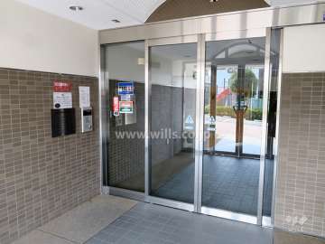 エントランスはオートロック付きです。