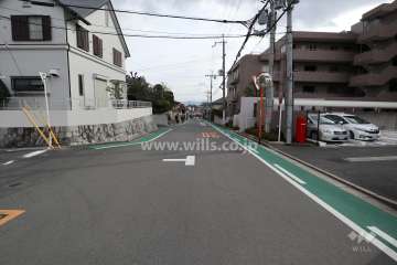 敷地北東側の前面道路（北西側から）