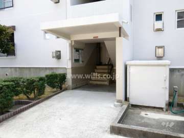 75棟の住戸出入り口（共用ポスト）