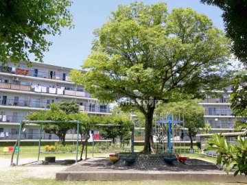 67棟の北側にある敷地内の公園（E公園）