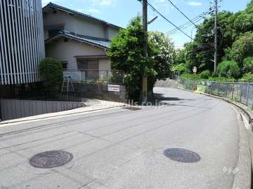 敷地東側の前面道路