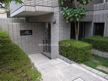 植栽に囲まれたエントランス