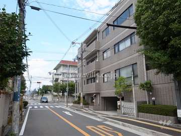 敷地西側の前面道路。周辺は区画の整った住宅地です。