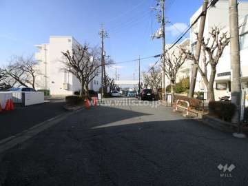 敷地内の中央道路（東側から）