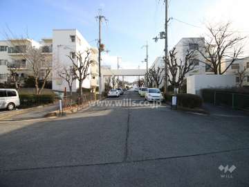 敷地内の中央道路（西側から）