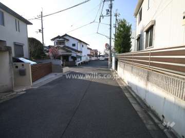 敷地北東側の前面道路（北側から）