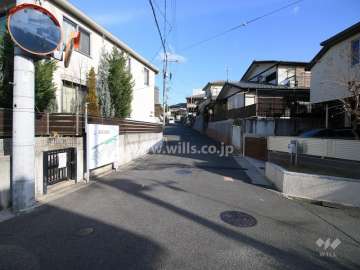 敷地北東側の前面道路（南側から）