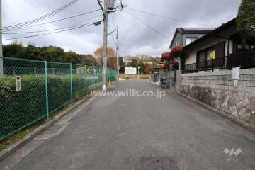 敷地東側の前面道路（北側から）