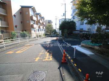 敷地東側の前面道路（北から）