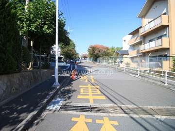 敷地東側の前面道路（南から）