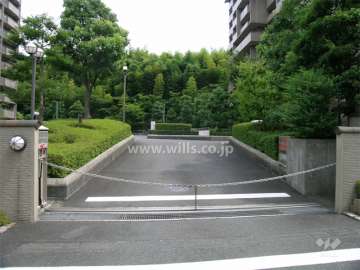 ロボットゲート付きの駐車場入り口