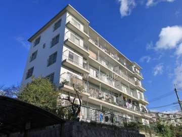 高槻塚原台ハイツ5号棟の外観（南西側から）