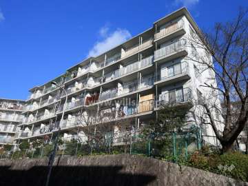 高槻塚原台ハイツ10号棟の外観（南東側から）