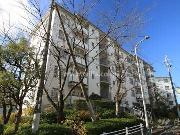 高槻塚原台ハイツ10号棟の外観（北東側から）