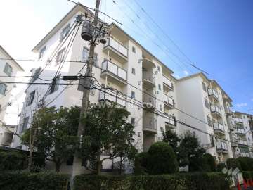 高槻塚原台ハイツ11号棟の外観（北東側から）