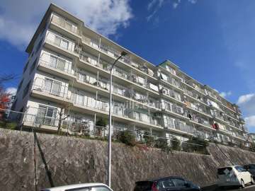 高槻塚原台ハイツ12号棟の外観（南西側から）