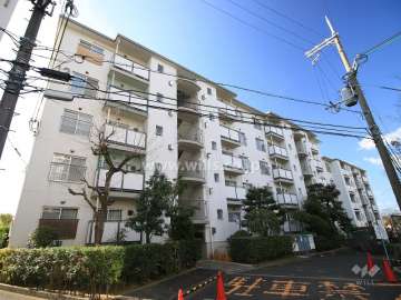 高槻塚原台ハイツ12号棟の外観（北東側から）