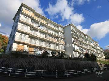 高槻塚原台ハイツ13号棟の外観（南西側から）