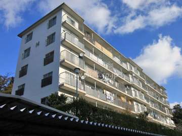 高槻塚原台ハイツ14号棟の外観（南西側から）