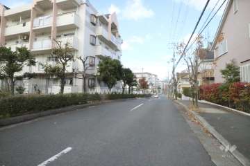 敷地東側の前面道路