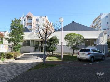 すぐ東側に管理棟があります。