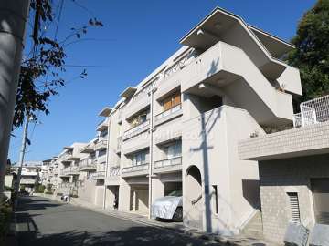 高槻聖ヶ丘グリーンハイツB棟の外観（南側から）