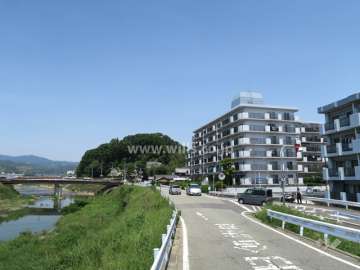 敷地西側の前面道路。道を挟んで勝尾寺川が流れています。