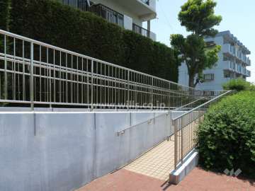 エントランスのスロープ