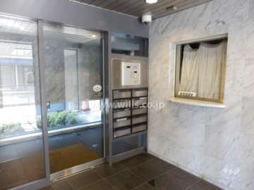 エントランスはオートロック付きです。