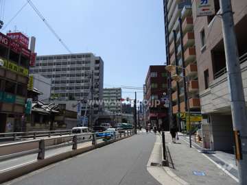 敷地南側の前面道路。二車線のバス通りです。
