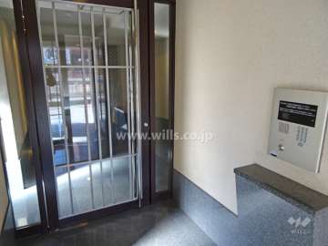 エントランスはオートロック付きです。