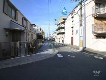 敷地西側の前面道路（南側から）