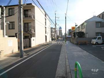 敷地西側の前面道路（北側から）