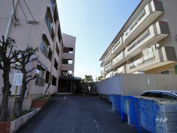 敷地南側の様子。前面の建物とは少し間隔があります。