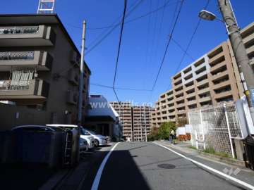 敷地東側の前面道路。周辺は高台の住宅地です。