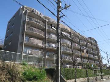 さんくれーる茨木C棟の外観（南西側から）