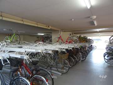 屋内に設けられた駐輪場