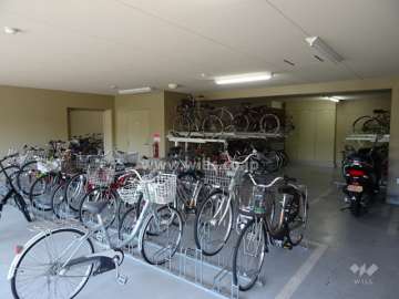 屋内に設けられた駐輪場