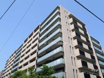 外壁はタイル張りです。